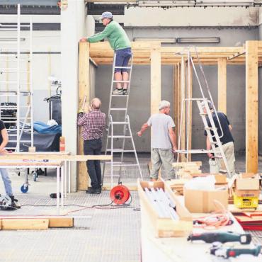 Kulturelle Inspirationsquelle - Die Ateliers sind gebaut. Dank dem Einsatz von vielen Freiwilligen: Isabelle Rippmann, Ruedi Zulauf, Rolf Keusch, Georg Merki, Stefan Hegi. Bild: Henry Schulz