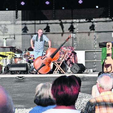Und die Freunde kamen - «öppeneso» sprach Erzähler Philipp Galizia die Besucher an und sie antworteten mit viel Applaus. Bilder: Verena Anna Wigger