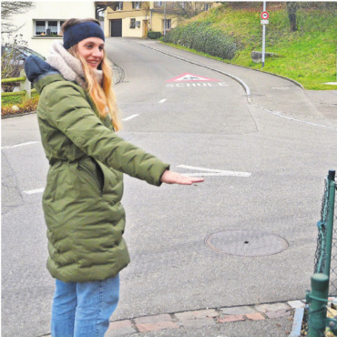 Handeln, bevor etwas passiert - Gemeinderätin Seraina Siragna zeigt die Grösse eines Kindergartenkindes. An dieser Stelle sieht es weder den Verkehr, noch sieht umgekehrt der Verkehr das Kindergartenkind. Bild: Roger Wetli