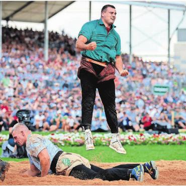 «Ich kann jeden schlagen» - Freiämter Sportmoment für die Ewigkeit: Joel Strebel besiegt am ESAF in Pratteln 2022 Königsanwärter Samuel Giger. Bild: Freshfocus
