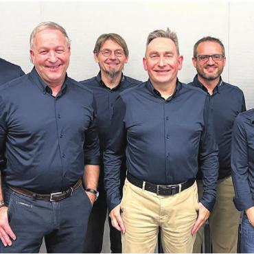 Dem Aufwand angemessen - Die Gemeinderatsmitglieder von links: Christoph Bihr, Ralph Stampbach, Werner Trottmann (Gemeindeammann), Thomas Füglistaler (tritt Ende Jahr zurück) und Beat Gloor, zusammen mit Nicole Jenny (Gemeindeschreiberin) und Susanne Marti (stellvertretende Gemeindeschreiberin). Bild: Walter Minder