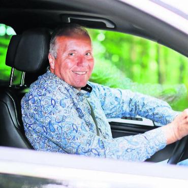 Viel mehr als nur der Fahrer - Strahlend hinter dem Steuerrad seines Wagens – so erlebt die Kundschaft Kurt-Raymond Meier in seinem Alltag. Bild: zg