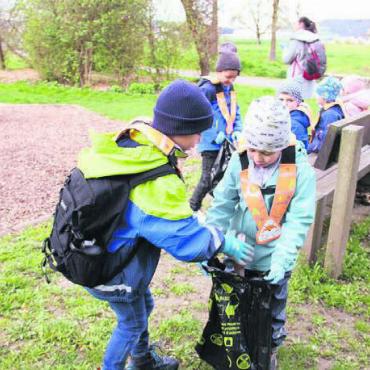 «Weil es für die Erde gut ist» - Akribisch wird alles abgesucht, um auch ja jedes Fötzelchen zu finden. Bilder: mo