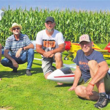 Schlepper im Hochbetrieb - Der Vorstand der Modellfluggruppe, von links: Beat Bachmann, Hugo Christen, Präsident Thomas Notter und Mitgründer Elmer Gossel.
