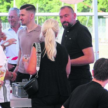 Fussball für alle – seit 75 Jahren - Fussball-Prominenz beim Eröffnungsapéro der geladenen Gäste. Ganz rechts ist Elsad Zverotic, ehemaliger Profi und jetzt Sportchef beim FC Aarau.