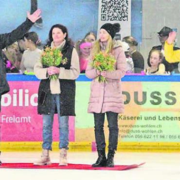 Extra für das Heimpublikum - Der Präsident (und Speaker) Rainer von Arx (mit Mikrofon) bedankt sich beim Vorstand, bei Trainerinnen, Trainer und Monitorinnen. Diese holen sich den Blumenstrauss und viel Applaus ab.