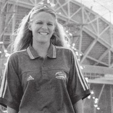 An Olympia und doch nicht - Synchronschwimmerin Corinne Rüegg lacht inmitten eines Wasserspiels an den Olympischen Spielen in Sydney. Bild: Archiv