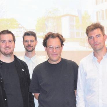 Nachwuchsteam für Schulhausbau - Vor der Visualisierung des Siegerprojekts fürs neue Schulhaus Boswil, von links: Sarina Hächler, Raumplanerin von Planar, Juror André Seippel, das Siegerteam Manuel Frehner, Jodok Imhof, Hannes Hermanek und Fabio Bürge, sowie Juror Mario Soppelsa und Gemeindeammann Michael Weber. Bilder: Thomas Stöckli