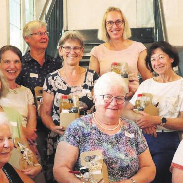 Dankeschön an die Helfenden - Die langjährigen engagierten Mitarbeiterinnen, welche seit über fünf Jahren am Werk sind. Hinterste Reihe, von links: Rita Schori, Dietwil; Monika Heer, Auw; mittlere Reihe: Monika Huber, Dietwil; Verena Brunner, Bettwil; Heidi Schmid, Muri; vorderste Reihe: Silvia Magro, Dietwil; Josy Henseler, Sins; Rosa Ochsner, Waltenschwil. Vorne sitzend: Liesbeth Rütter, Mühlau. Sie engagiert sich seit 15 Jahren. Bild: vaw