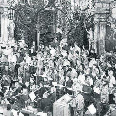 Gesang in eindrücklicher Kulisse - Der Singkonvent Freiamt weiss in der Klosterkirche Muri am Bettagskonzert Bild: Archiv
