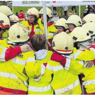 Feiern und sich messen - «Elei bini nüd – zäme simmer alles!»: So lautet das Motto der Jugendfeuerwehr Sarmenstorf. Dieses gilt auch bei der Feier und den Aargauer Meisterschaften. Bild: zg