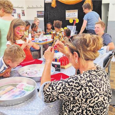 Spiel und Spass für einen guten Zweck - Die Kinder konnten ihre Gesichter schminken lassen, eigenen Schmuck oder Buttons herstellen. Bild: zg