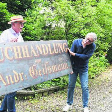 Einblicke in den Wissensschatz - Gut aufbewahrt: Das Schild der ehemaligen Tuchhandlung ist über 100 Jahre alt.