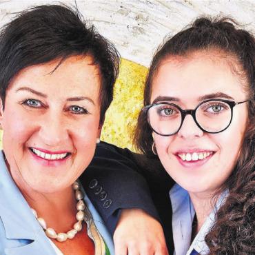 Trauer Raum geben, Abschied würdevoll gestalten - Karin Koch Sager, Geschäftsführerin und Inhaberin des Wohler Bestattungsinstituts Koch, und Tochter Simone Sager, 4. Generation. Bild: zvg