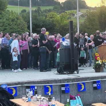 Boswiler Identität in die Welt tragen - Quasi leere Bänke im Publikum, stattdessen eine volle Bühne. Gemeinsam sang der organisierende Jodlerclub Echo vom Lindenberg mit der Bevölkerung die Nationalhymne. Bilder: mub