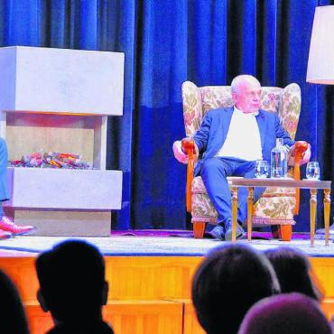 Anhaltendes Unverständnis - Gemütliche Inszenierung, ungemütliche Themen: Philipp Gut (links) moderiert den Talk mit Alt-Bundesrat Ueli Maurer und Roland Bühlmann. Bilder: Celeste Blanc