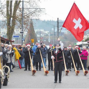 Einer der wichtigsten Marktplätze - Ein Fahnenschwinger zeigte sein Können zu den Klängen von Alphörnern. Bilder: Roger Wetli