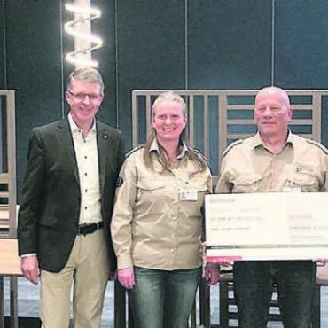 Für viel Freude gesorgt - Die feierliche Übergabe der Spenden an die gemeinnützigen Institutionen. Von links: Karin Renner (Erlebnis Freiamt), Simon Zubler (Familienfeuerstelle), Tobias Knecht (Präsident Kiwanis Club Lindenberg), Daniela Schumacher, Peter Wyss, Markus Bieri, Ueli Haller (alle Hallwilersee Ranger) und Hans Däpp (Kiwanis Club Lindenberg). Bild: zg