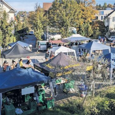 Genuss für alle Sinne - Der Wochenmarkt auf dem Sternenplatz hat ein vielfältiges Angebot und ist zum beliebten Treffpunkt am Samstagmorgen geworden. Bild: pd