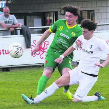 Die Älteren setzen sich durch - Leandro Rizzo (links) im Duell gegen Eltion Shabani. Die U23 des FC Wohlen hat dem FC Mutschellen alles abverlangt. Bilder: Josip Lasic