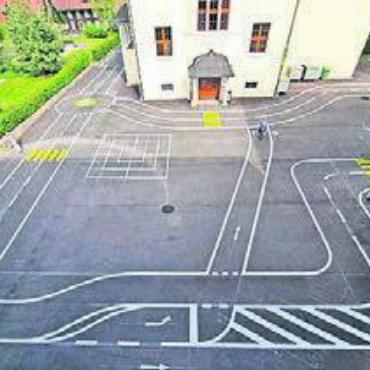 Schulhausplatz bemalt - Verkehrsgarten auf dem Pausen- und Schulhausplatz. Bild: zg