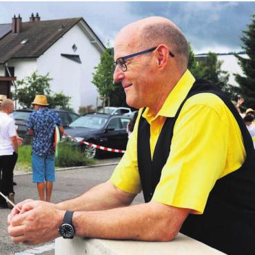Ein Leben für die Musik - Ein Dirigent, der lieber im Hintergrund bleibt: Hansruedi Probst, hier bei einem Auftritt am Jugendfest Seengen. Bilder: zg
