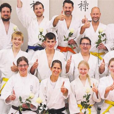 Vier neue Gürtel vergeben - Die Ju-Jitsu-Trainingsgruppe konnte vier erfolgreiche Prüfungen und somit neue Gurtträger feiern. Bild: zg