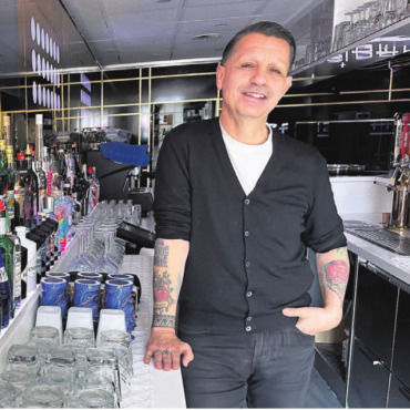 Börse, Bar und Bier - Wie viele Liter Bier wurden in den letzten 20 Jahren in der Zanzibar getrunken? Inhaber Adriano Iannone rechnet aus: Es waren mindestens 200 000 Liter. Bild: Stefan Sprenger