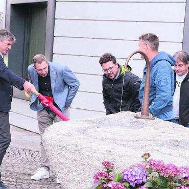 Besucher aus der Eiszeit - Die Vertreter der Gemeinde Villmergen (links Ammann Ueli Lütolf) bewundern den neuen Brunnen. Die Idee dazu hatte Werkhof-Leiter Peter Liechti (zweiter von rechts). Bilder: Chregi Hansen / zg