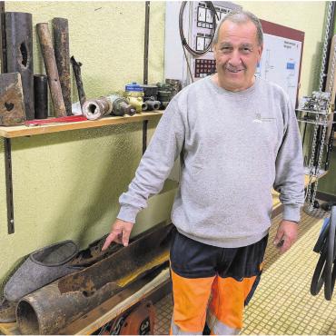 «Wasser ist meine Heimat» - Hanspeter Stöckli zeigt eine Wasserleitung, die es «verchlöpft» hat. Bis zu 50-mal kommt dies jährlich vor. Bild: Marco Huwyler