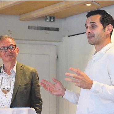 Die 70 Franken lockten ihn - Fedayi San (rechts) nahm die Mitglieder des Clubs 50 des FC Muri und Moderator Wädi End mit in sein Leben als Spitzen-Schieds-
richter.
Bild: Annemarie Keusch