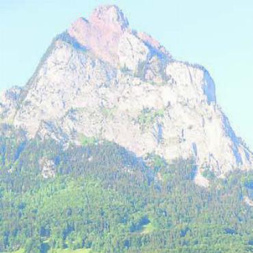 Muri steigt ab – Berg zu hoch - Abwehrboss Parente und Goalie Wehrli steigen am Fusse des Mythen ab.