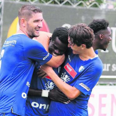 Das Geld entscheidet - Sangoné Sarr (Mitte) wird geherzt nach seinem Tor beim 5:0-Sieg gegen Schötz zu Beginn der Saison. Nun verlässt der 32-jährige Ex-Profifussballer den FC Wohlen. Bild: spr/Archiv