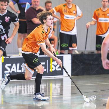 Zwischen Ehrgeiz und Freude - Cyrill Steinmann (Mitte) ist der Goalgetter beim UHC Mutschellen. Im Cupspiel gegen GC trifft er auf seinen Ex-Club. Bild: zg