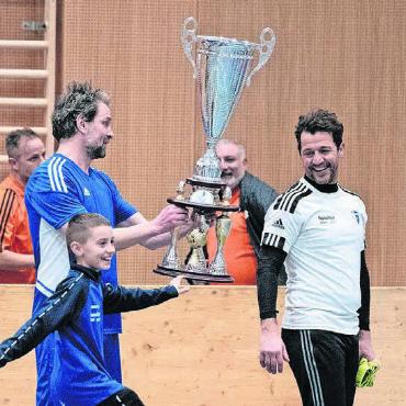 Mehr als Fussball - Franz Schmid (mit Pokal) und Reto Felder siegen am Legendenturnier.