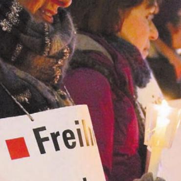 Mahnwache für Verfolgte - An der CSI-Mahnwache wird ein sichtbares Zeichen für die Menschen gesetzt, die wegen ihres Glaubens bedroht werden. Bild: zg