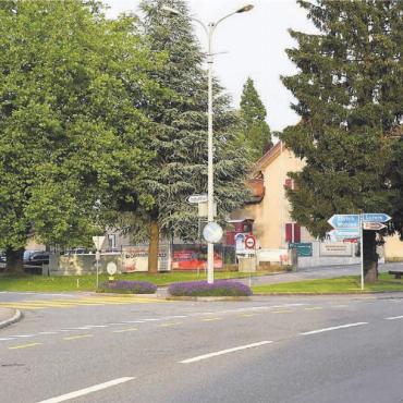 Auf Bevölkerung gehört - An den Achsen beim Knoten ändert sich nichts, die Strasse Richtung Aesch bleibt vorfahrtsberechtigt. Gemeinde und Kanton wollen zudem alles tun, um die alte Platane zu erhalten. Bild: Daniel Marti