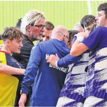 Sieg rückt in den Hintergrund - Wenn Sport zur Nebensache wird: Wohlen Mutschellen (in Gelb) und Balsthal rücken nach dem Unfall zusammen. Bild: Jan Gelpke