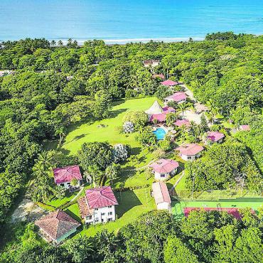 Wie ewige Ferien - Die Guacamaya Lodge aus der Vogelperspektive. Über all die Jahre haben die Itens immer wieder investiert. Bilder: zg
