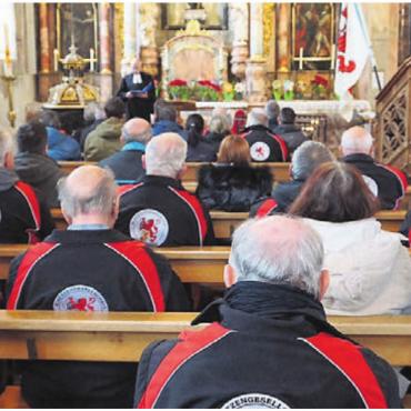 Mit Standhaftigkeit, Treue und Mut - Die versammelten Bremgarter Schützen lauschen in der Stadtkirche den Worten von Feldprediger Ruedi Bertschi. 
Bild: zg