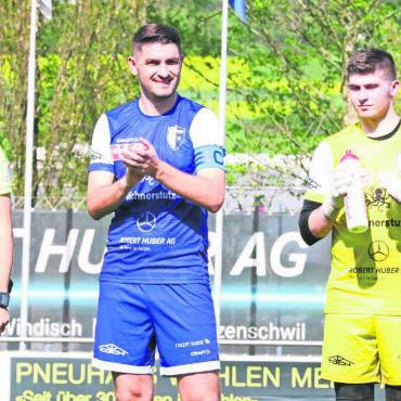 Pnishis Dernière? - Läuft Alban Pnishi (2. v. l.) morgen Samstag zum letzten Mal für den FC Wohlen auf? Bild: Archiv/jl