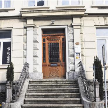 Wann endet der Leidensweg? - Wohin geht es mit der Gemeindebibliothek? Die Sanierung des Hauses Bankweg 2 ist schon lange ein Thema, konkret will sich der neue Gemeinderat jedoch nicht äussern. Bild: mo
