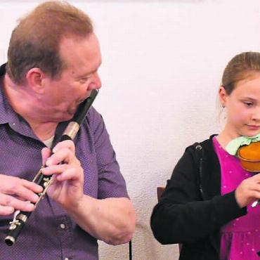 Grosse Wertschätzung - Skip Healy mit Tochter Abbygail verzaubern die Zuhörer mit ihrer Darbietung. Bilder: Monica Rast
