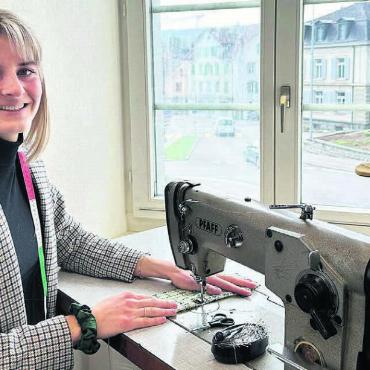 Jedes Stück ein Unikat - Traum im Emanuel-Isler-Haus erfüllt: Fashiondesignerin Sarah Isler eröffnet ihr eigenes Modeatelier, hier kann sie ihr Mode-Label «Skarahl Fashion» weiter vorantreiben. Bild: Stefan Sprenger