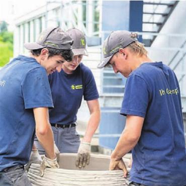 Hufschmid Gartenbau gratuliert zum Lehrabschluss - Unsere Lernenden platzieren einen Trog von Atelier Vierkant (www.ateliervierkant.com).