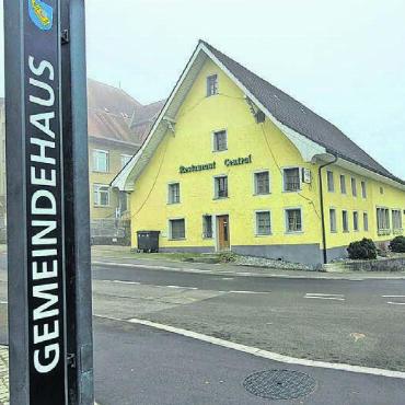 Neue (alte) Lösung für Asylunterkunft - Das «Central» in Hägglingen kann weiter als Asylunterkunft genutzt werden. Der Vertrag wurde bis Ende 2031 verlängert. Bild: Archiv