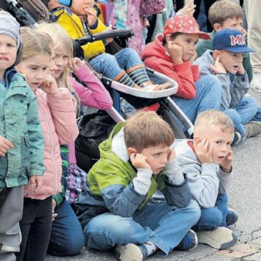 Im Chaos Überblick behalten - Der Übungsleiter kündigt ein grosses Spektakel an samt Explosionen – die Kinder nehmen die Warnung ernst.