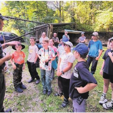 «Da ist ein Reh» - Die Kinder erfuhren viel Spannendes über die Natur und die Jagd. Bild: zg