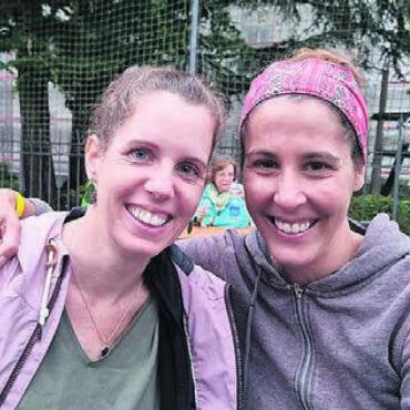 Zum Tanzen gebracht - Tanja Betschart (links) und Franziska Sieber sind begeistert vom Abend.