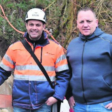 «Pumpen» wie die alten Griechen - Walter Beer (links) von der Bauverwaltung und Stadtrat Stephan Troxler verfolgten den Einbau der Schnecken interessiert.